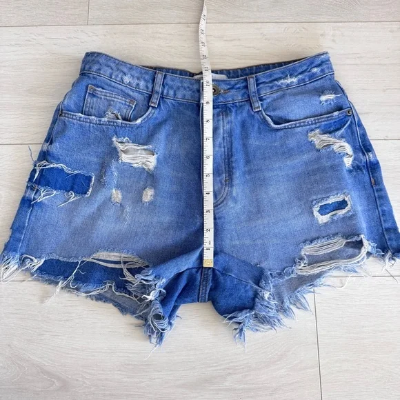 Zara Trafaluc Distressed Cut-off Blue Jean Denim Shorts Size 6 Raw Hem - Picture 2 of 6